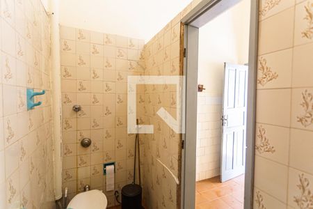 Casa à venda com 300m², 5 quartos e 3 vagasBanheiro Social na Casa de Fundos