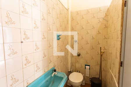 Casa à venda com 300m², 5 quartos e 3 vagasBanheiro Social na Casa de Fundos