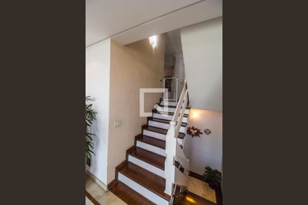 Casa à venda com 400m², 5 quartos e 6 vagas Casa à venda com 400m², 5 quartos e 6 vagasEscada