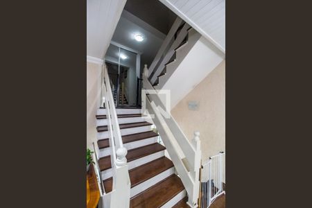 Casa à venda com 400m², 5 quartos e 6 vagas Casa à venda com 400m², 5 quartos e 6 vagasEscada