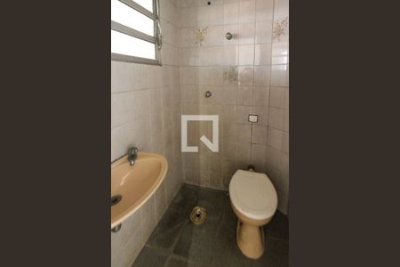 Casa à venda com 300m², 4 quartos e 6 vagas Casa à venda com 300m², 4 quartos e 6 vagasBanheiro de serviço