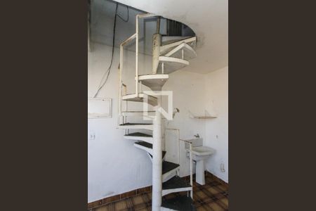 Casa à venda com 300m², 4 quartos e 6 vagas Casa à venda com 300m², 4 quartos e 6 vagasescada