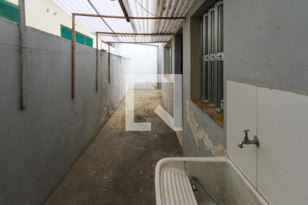 Casa à venda com 300m², 4 quartos e 6 vagas Casa à venda com 300m², 4 quartos e 6 vagasCorredor externo