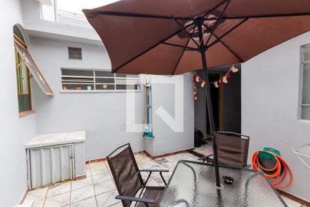 Casa à venda com 300m², 2 quartos e 4 vagas Casa à venda com 300m², 2 quartos e 4 vagasQuintal
