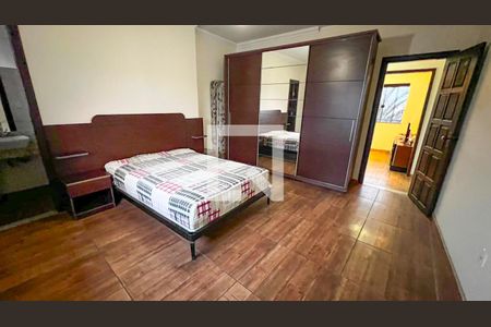 Casa à venda com 360m², 4 quartos e 2 vagas Casa à venda com 360m², 4 quartos e 2 vagasQuarto