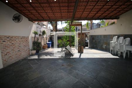 Casa à venda com 110m², 3 quartos e 8 vagasQuintal e Garagem