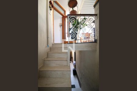 Casa à venda com 110m², 3 quartos e 8 vagasEscada de Acesso - 2º piso