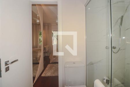 Casa de condomínio à venda com 320m², 4 quartos e 2 vagas Casa de condomínio à venda com 320m², 4 quartos e 2 vagasBanheiro da Suíte 1