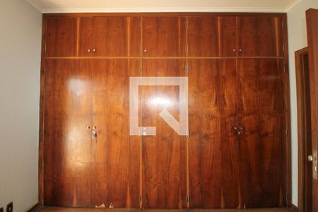 Casa à venda com 379m², 4 quartos e 10 vagas Casa à venda com 379m², 4 quartos e 10 vagasQuarto 2