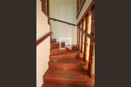 Casa à venda com 379m², 4 quartos e 10 vagas Casa à venda com 379m², 4 quartos e 10 vagasEscada