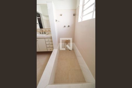 Casa à venda com 379m², 4 quartos e 10 vagas Casa à venda com 379m², 4 quartos e 10 vagasBanheiro do Quarto 3 (suíte)