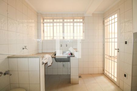 Casa à venda com 379m², 4 quartos e 10 vagas Casa à venda com 379m², 4 quartos e 10 vagasÁrea de Serviço