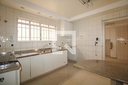 Casa à venda com 379m², 4 quartos e 10 vagas Casa à venda com 379m², 4 quartos e 10 vagasCozinha