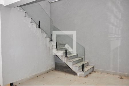 Casa à venda com 182m², 3 quartos e 3 vagas Casa à venda com 182m², 3 quartos e 3 vagasDetalhe - Quintal e Área de Serviço