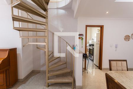 Apartamento à venda com 250m², 4 quartos e 4 vagas Apartamento à venda com 250m², 4 quartos e 4 vagasEscada de Acesso a Cobertura