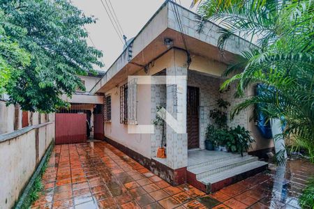 Casa à venda com 400m², 4 quartos e 3 vagas Casa à venda com 400m², 4 quartos e 3 vagasFachada