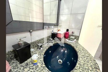 Casa à venda com 142m², 4 quartos e 2 vagas Casa à venda com 142m², 4 quartos e 2 vagasBanheiro Corredor