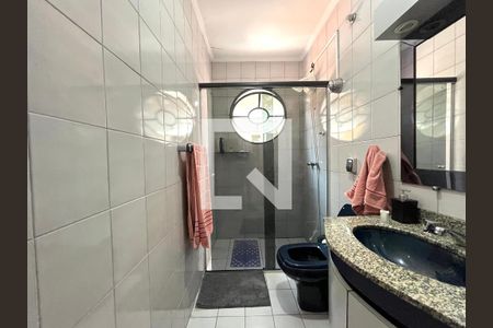 Casa à venda com 142m², 4 quartos e 2 vagas Casa à venda com 142m², 4 quartos e 2 vagasBanheiro Corredor