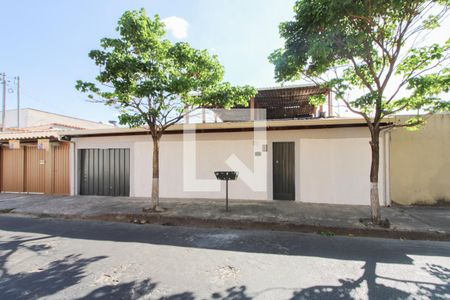 Casa à venda com 450m², 4 quartos e 6 vagas Casa à venda com 450m², 4 quartos e 6 vagasFachada