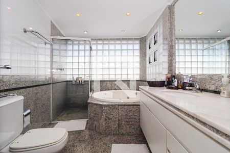 Apartamento à venda com 225m², 4 quartos e 4 vagas Apartamento à venda com 225m², 4 quartos e 4 vagasBanheiro da Suíte 1