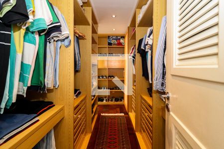 Apartamento à venda com 225m², 4 quartos e 4 vagas Apartamento à venda com 225m², 4 quartos e 4 vagasCloset da Suíte 1