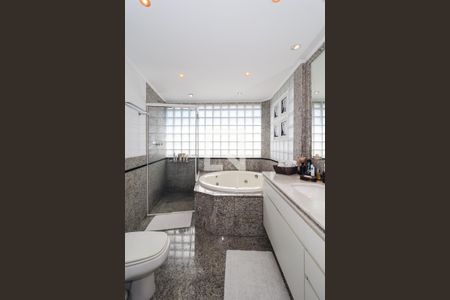 Apartamento à venda com 225m², 4 quartos e 4 vagas Apartamento à venda com 225m², 4 quartos e 4 vagasBanheiro da Suíte 1