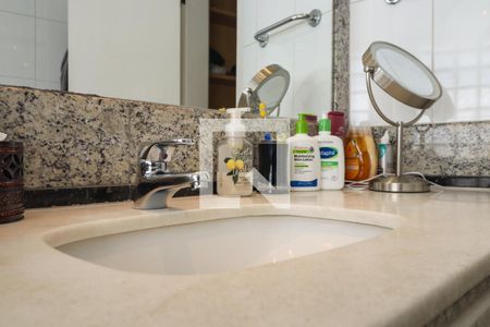 Apartamento à venda com 225m², 4 quartos e 4 vagas Apartamento à venda com 225m², 4 quartos e 4 vagasBanheiro da Suíte 1