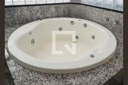 Apartamento à venda com 225m², 4 quartos e 4 vagas Apartamento à venda com 225m², 4 quartos e 4 vagasBanheiro da Suíte 1