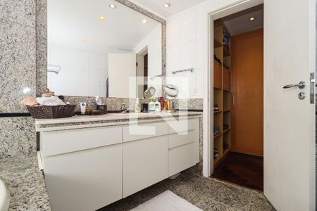 Apartamento à venda com 225m², 4 quartos e 4 vagas Apartamento à venda com 225m², 4 quartos e 4 vagasBanheiro da Suíte 1