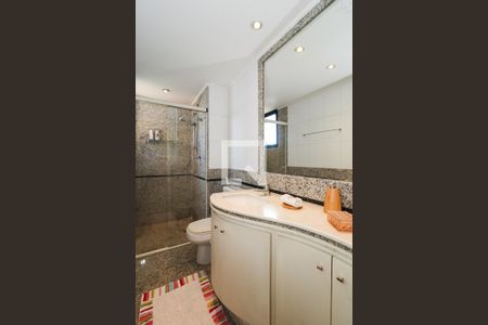 Apartamento à venda com 225m², 4 quartos e 4 vagas Apartamento à venda com 225m², 4 quartos e 4 vagasBanheiro da Suíte 2