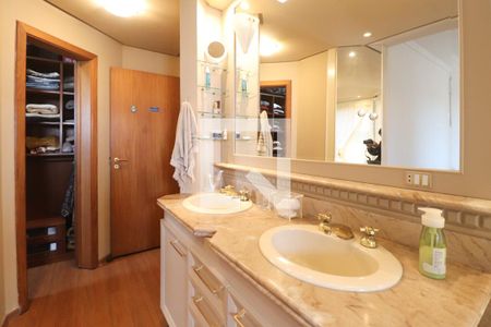 Apartamento à venda com 250m², 3 quartos e 3 vagas Apartamento à venda com 250m², 3 quartos e 3 vagasBanheiro/Sacada/Suíte