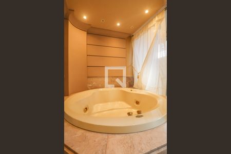 Apartamento à venda com 250m², 3 quartos e 3 vagas Apartamento à venda com 250m², 3 quartos e 3 vagasBanheiro/Sacada/Suíte