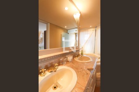 Apartamento à venda com 250m², 3 quartos e 3 vagas Apartamento à venda com 250m², 3 quartos e 3 vagasBanheiro/Sacada/Suíte