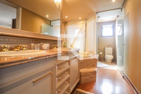 Apartamento à venda com 250m², 3 quartos e 3 vagas Apartamento à venda com 250m², 3 quartos e 3 vagasBanheiro/Sacada/Suíte