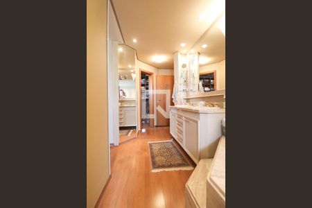 Apartamento à venda com 250m², 3 quartos e 3 vagas Apartamento à venda com 250m², 3 quartos e 3 vagasBanheiro/Sacada/Suíte