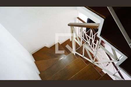 Casa de condomínio à venda com 235m², 4 quartos e 2 vagasEscada segundo andar