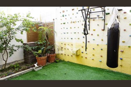 Casa de condomínio à venda com 235m², 4 quartos e 2 vagasQuintal - Fundos