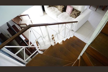 Casa de condomínio à venda com 235m², 4 quartos e 2 vagasEscada segundo andar