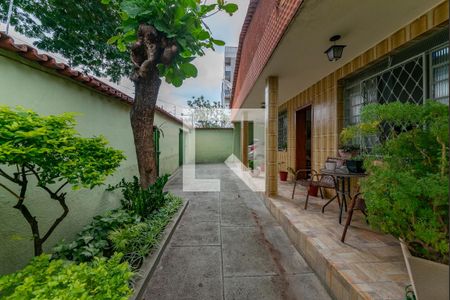 Casa à venda com 210m², 3 quartos e 2 vagasEntrada