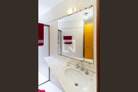 Casa à venda com 180m², 4 quartos e 5 vagasBanheiro social 