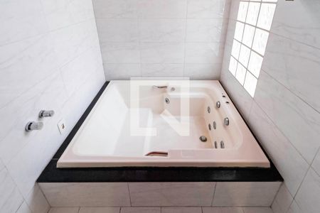 Casa à venda com 180m², 4 quartos e 5 vagasBanheiro da suíte 2