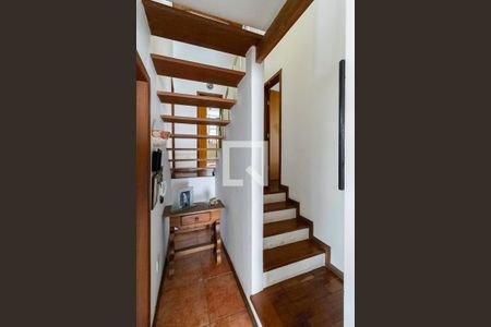 Casa à venda com 180m², 4 quartos e 5 vagasEscada