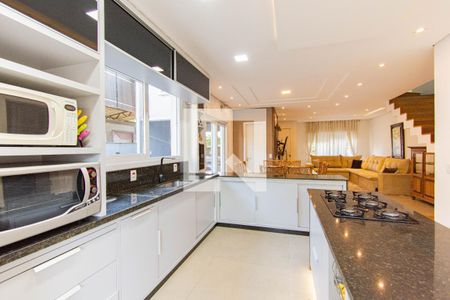 Casa à venda com 440m², 4 quartos e 4 vagas Casa à venda com 440m², 4 quartos e 4 vagasCozinha