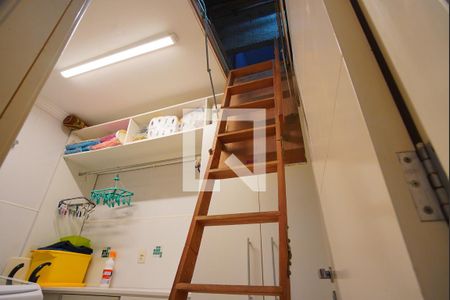 Casa à venda com 400m², 6 quartos e 4 vagasÁrea de Serviço - Escada Sótão