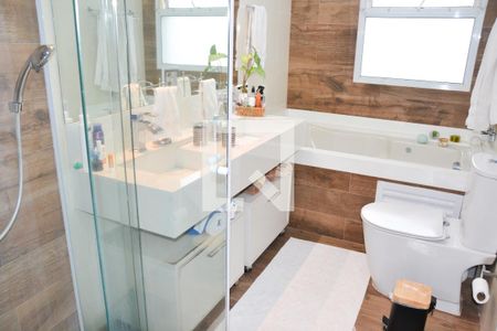 Apartamento à venda com 221m², 4 quartos e 4 vagas Apartamento à venda com 221m², 4 quartos e 4 vagasBanheiro 3