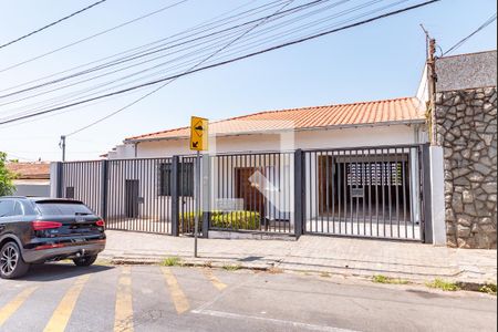 Casa à venda com 238m², 3 quartos e 3 vagas Casa à venda com 238m², 3 quartos e 3 vagasFachada