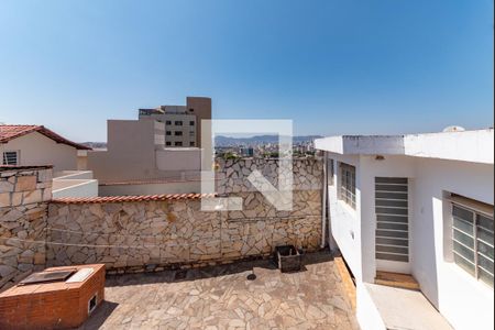 Casa à venda com 238m², 3 quartos e 3 vagas Casa à venda com 238m², 3 quartos e 3 vagasVaranda