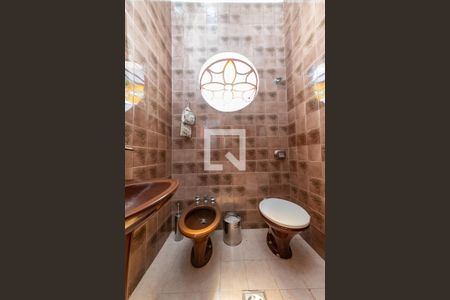 Casa à venda com 238m², 3 quartos e 3 vagas Casa à venda com 238m², 3 quartos e 3 vagasBanheiro Social