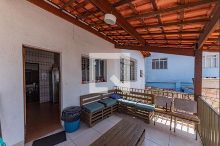 Casa à venda com 238m², 3 quartos e 3 vagas Casa à venda com 238m², 3 quartos e 3 vagasVaranda