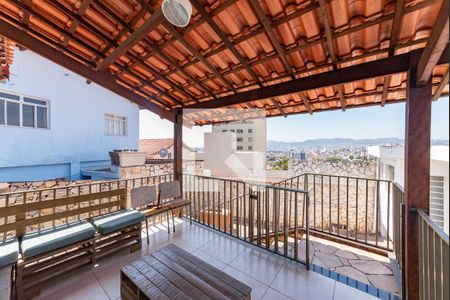 Casa à venda com 238m², 3 quartos e 3 vagas Casa à venda com 238m², 3 quartos e 3 vagasVaranda